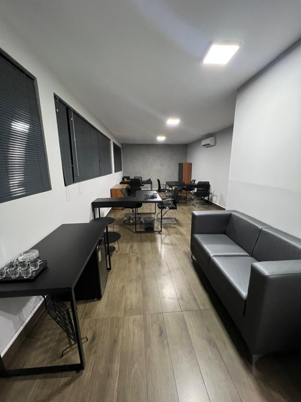 Sala comercial com ar-condicionado instalado